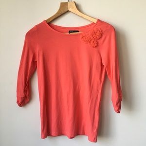 GAP Coral Ruched 3/4 Sleeves Applique Tee Top